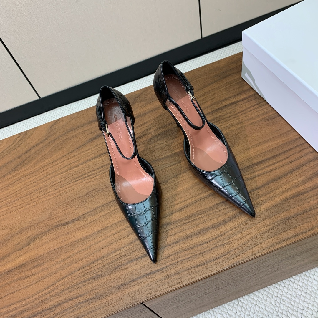 【Amina Muaddi】尖头中空单鞋。简约气质款。鞋面压纹牛皮。羊皮垫脚、注塑真皮大底。跟高10cm