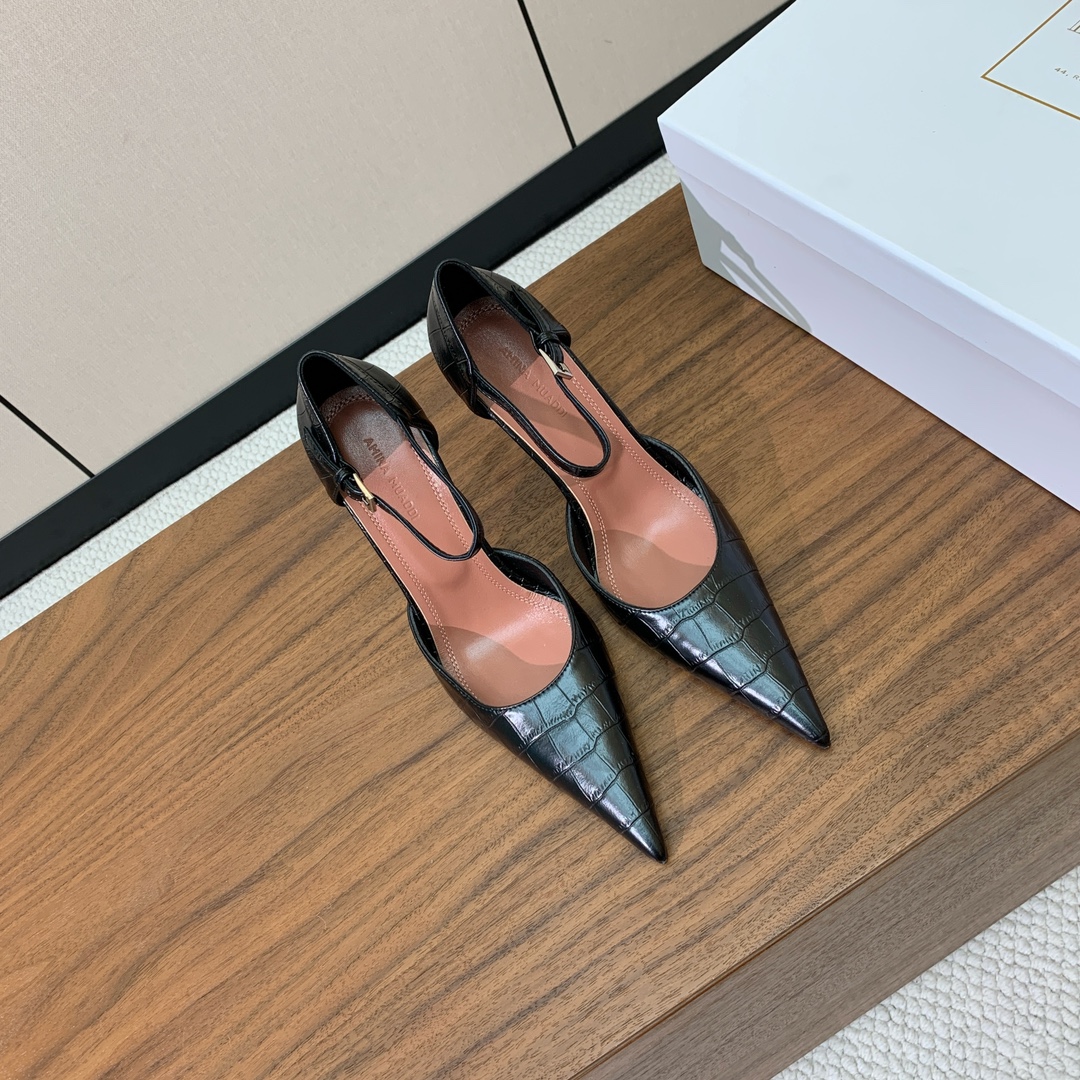 【Amina Muaddi】尖头中空单鞋。简约气质款。鞋面压纹牛皮。羊皮垫脚、注塑真皮大底。跟高10cm