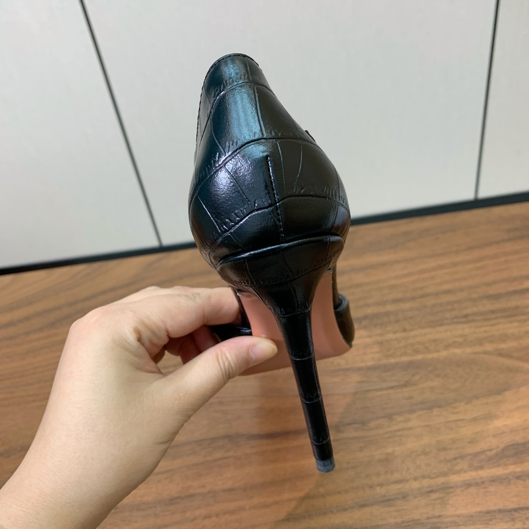 【Amina Muaddi】尖头中空单鞋。简约气质款。鞋面压纹牛皮。羊皮垫脚、注塑真皮大底。跟高10cm