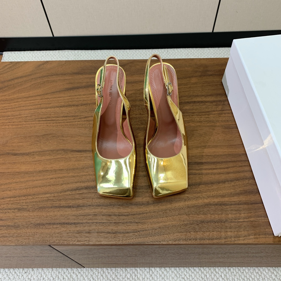 【Amina Muaddi】后空粗跟单鞋。简约气质款。鞋面漆皮、镜面皮。羊皮垫脚、注塑真皮大底。跟高10