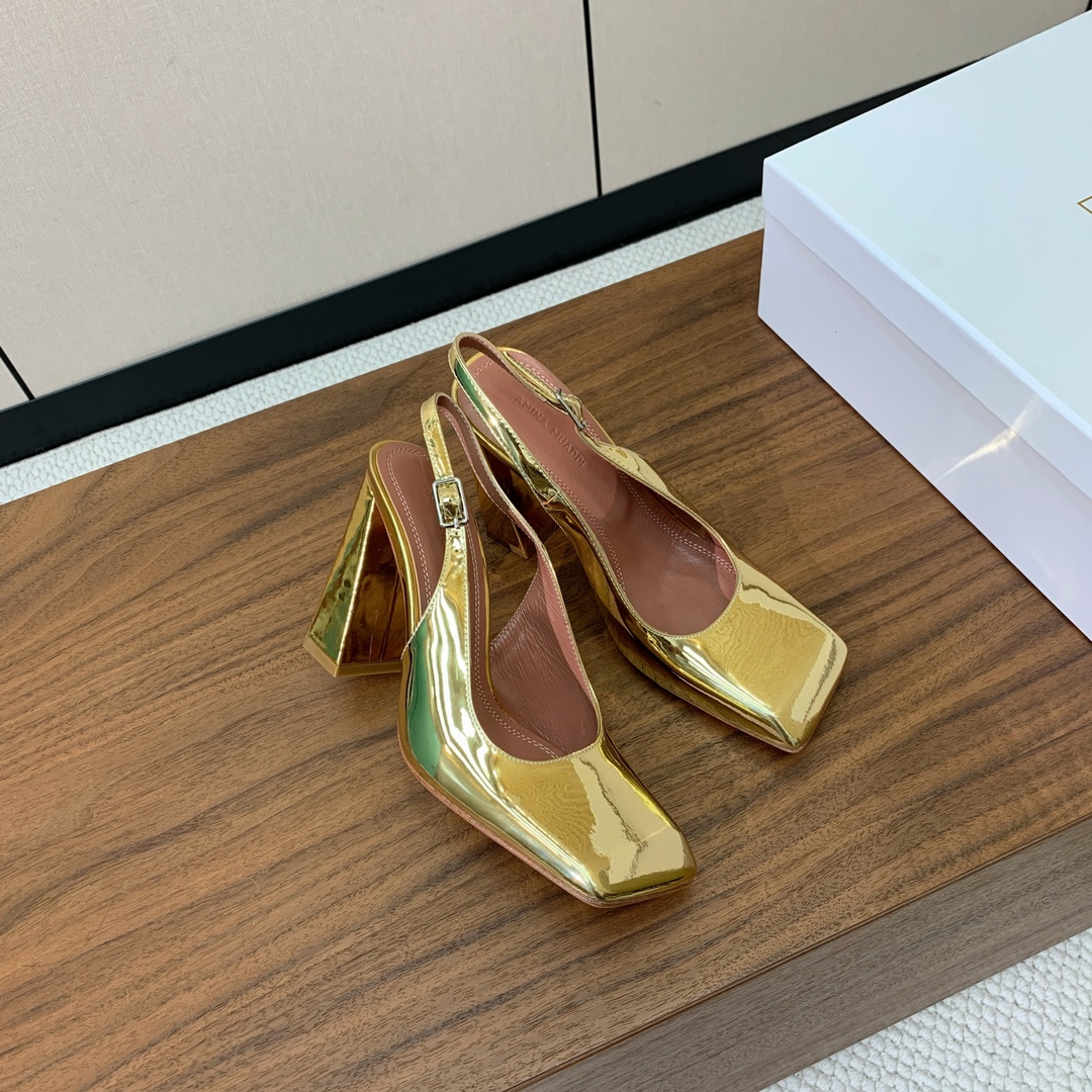 【Amina Muaddi】后空粗跟单鞋。简约气质款。鞋面漆皮、镜面皮。羊皮垫脚、注塑真皮大底。跟高10