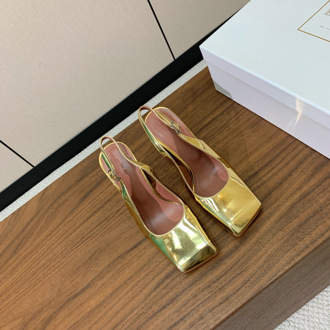 【Amina Muaddi】后空粗跟单鞋。简约气质款。鞋面漆皮、镜面皮。羊皮垫脚、注塑真皮大底。跟高10