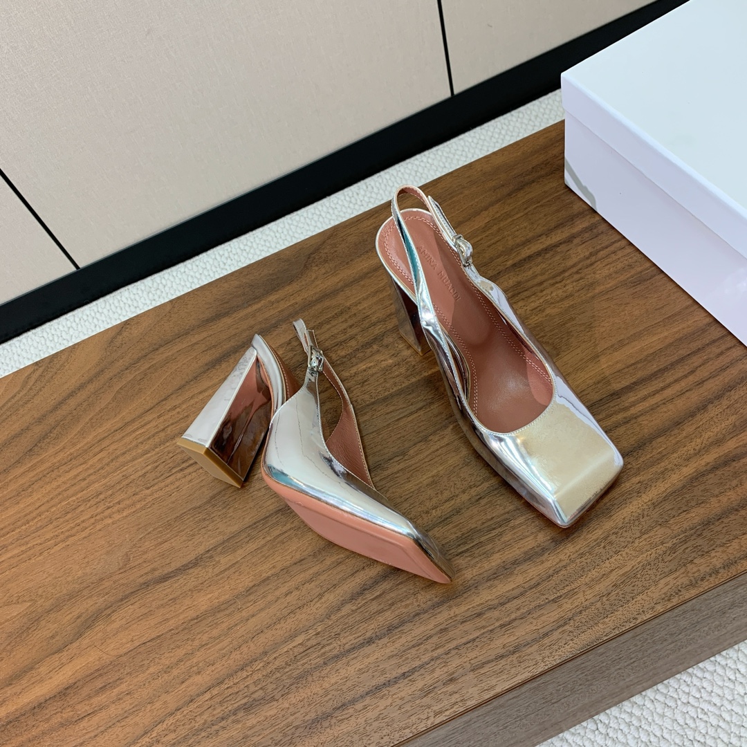 【Amina Muaddi】后空粗跟单鞋。简约气质款。鞋面漆皮、镜面皮。羊皮垫脚、注塑真皮大底。跟高10