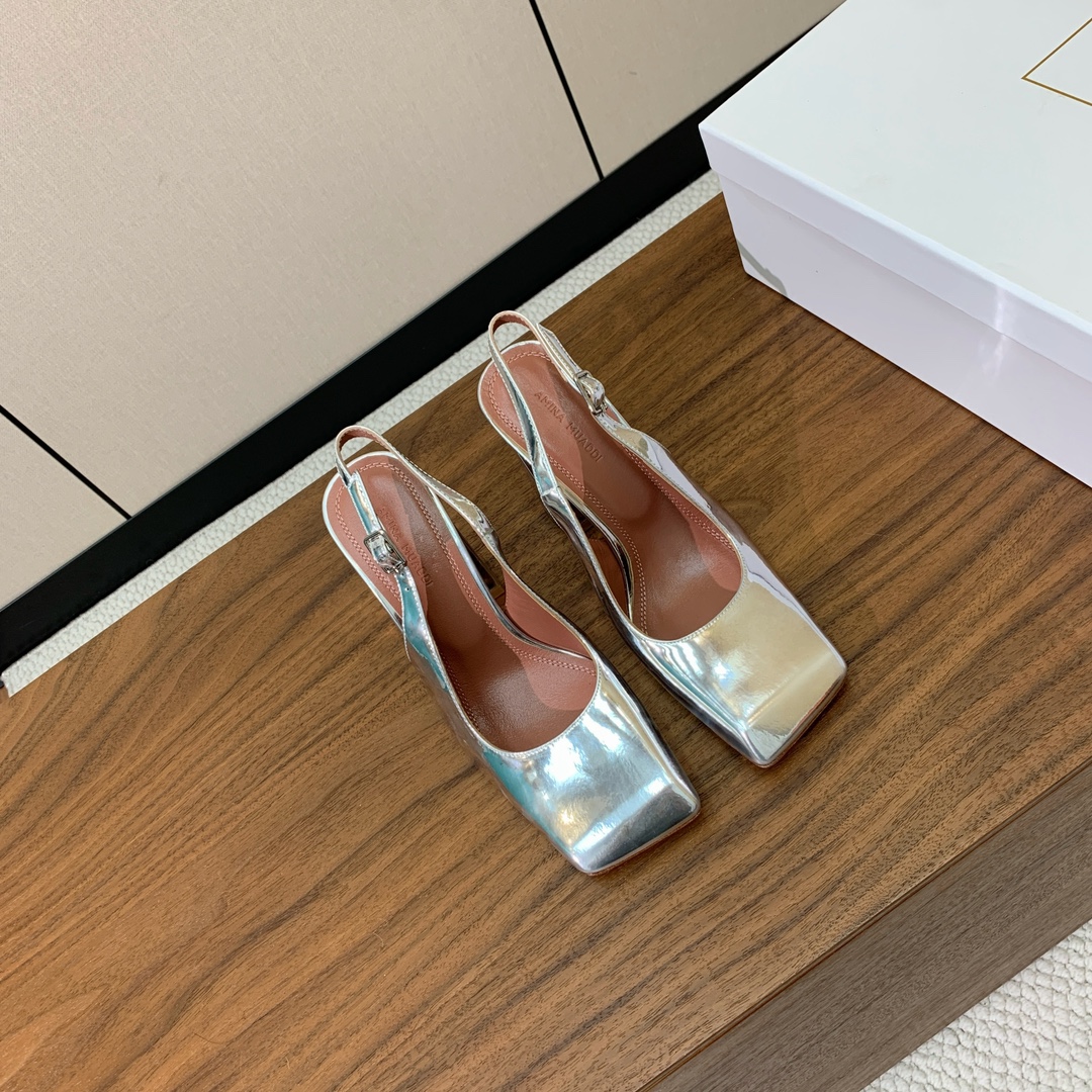 【Amina Muaddi】后空粗跟单鞋。简约气质款。鞋面漆皮、镜面皮。羊皮垫脚、注塑真皮大底。跟高10