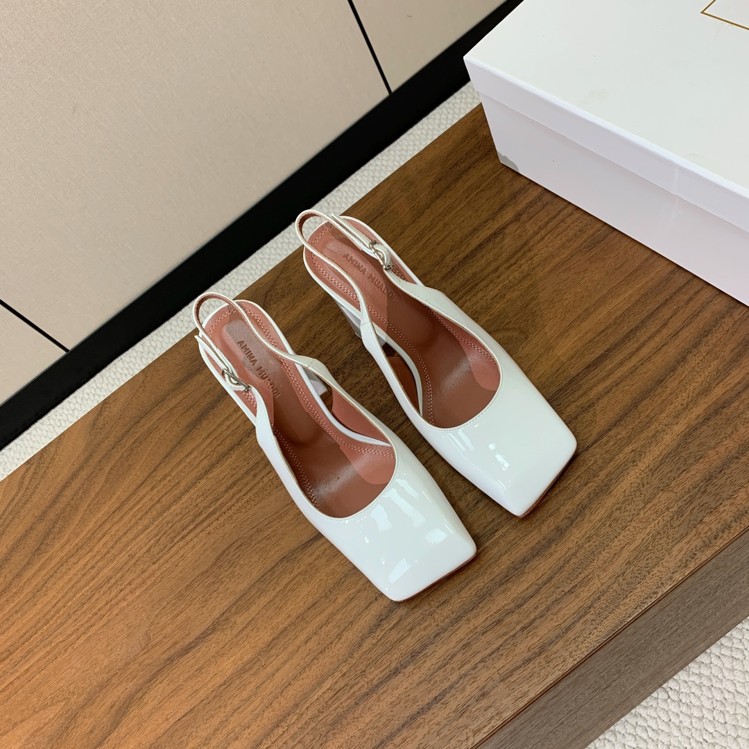 【Amina Muaddi】后空粗跟单鞋。简约气质款。鞋面漆皮、镜面皮。羊皮垫脚、注塑真皮大底。跟高10