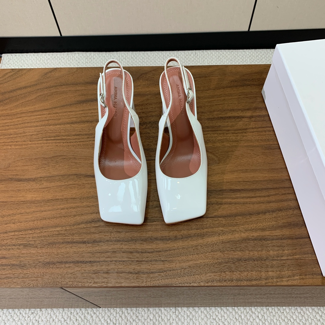 【Amina Muaddi】后空粗跟单鞋。简约气质款。鞋面漆皮、镜面皮。羊皮垫脚、注塑真皮大底。跟高10
