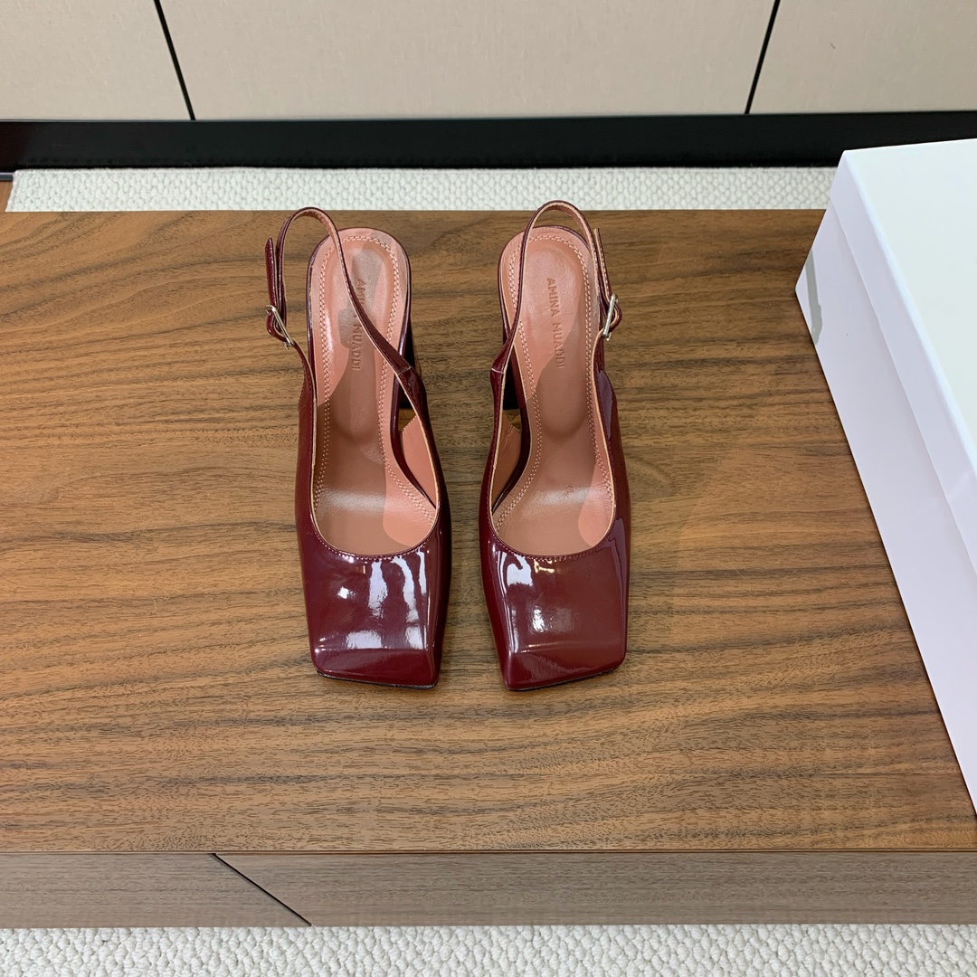 【Amina Muaddi】后空粗跟单鞋。简约气质款。鞋面漆皮、镜面皮。羊皮垫脚、注塑真皮大底。跟高10
