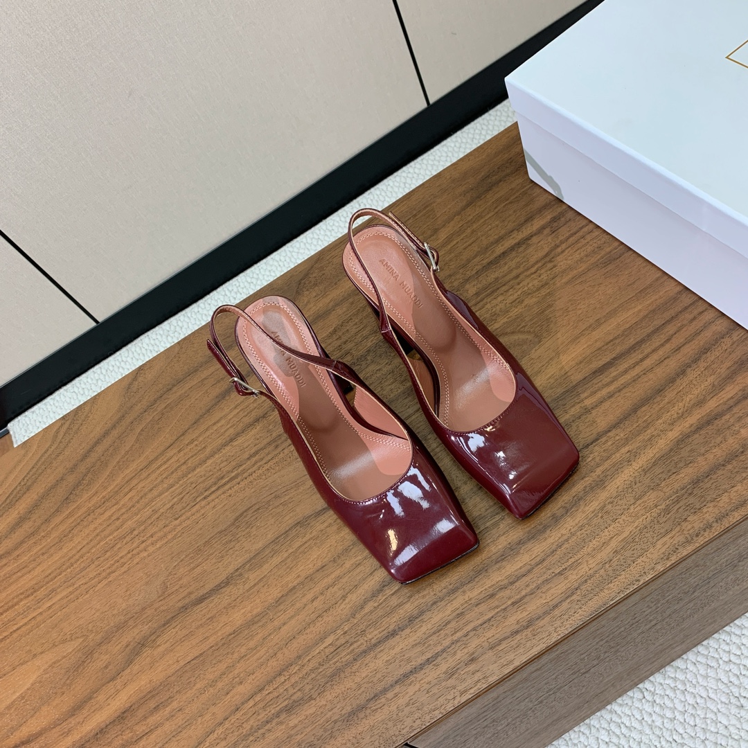 【Amina Muaddi】后空粗跟单鞋。简约气质款。鞋面漆皮、镜面皮。羊皮垫脚、注塑真皮大底。跟高10