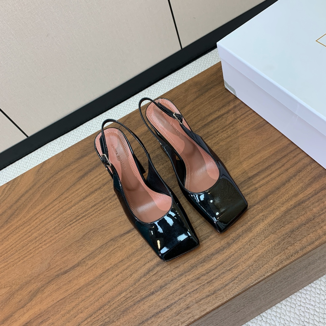 【Amina Muaddi】后空粗跟单鞋。简约气质款。鞋面漆皮、镜面皮。羊皮垫脚、注塑真皮大底。跟高10