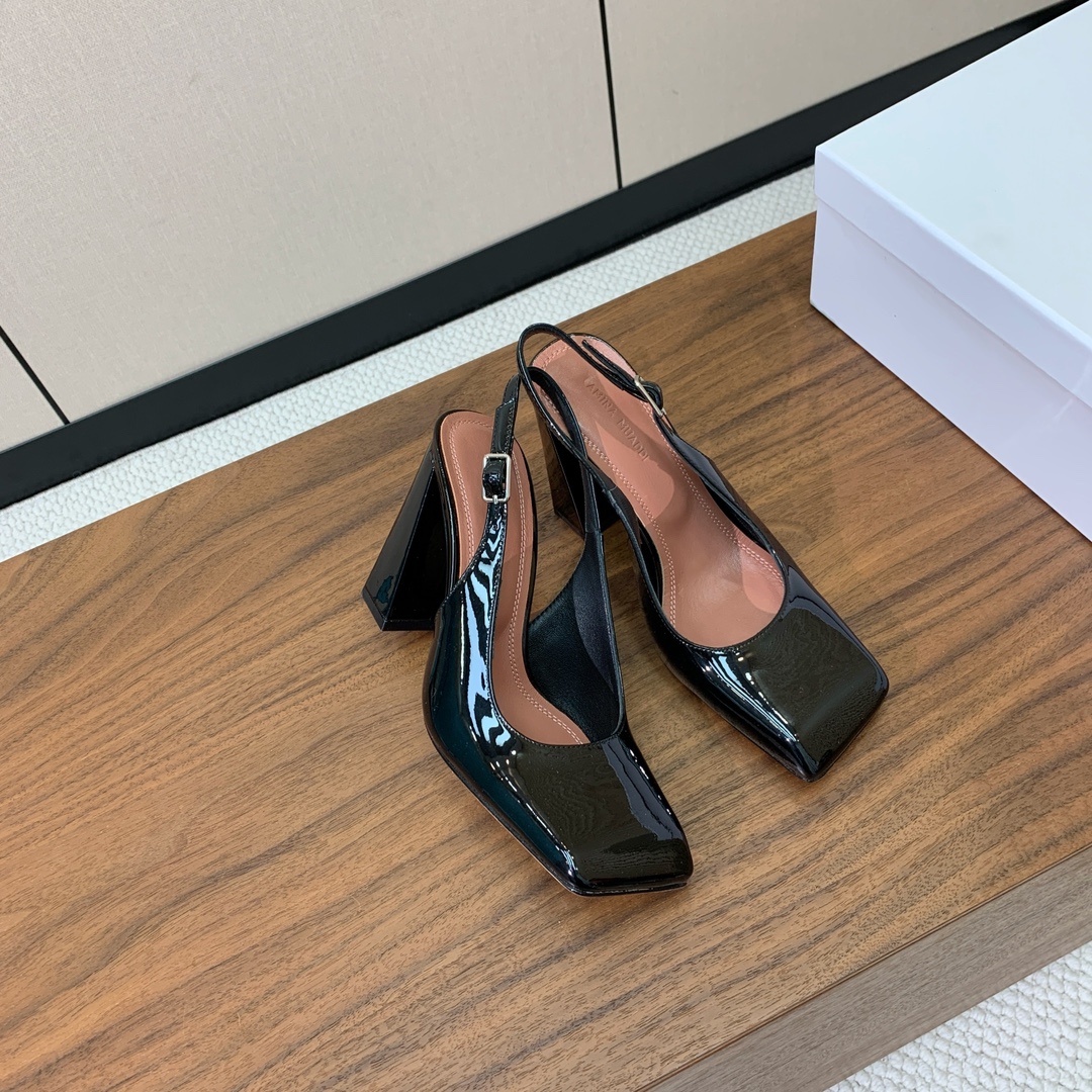 【Amina Muaddi】后空粗跟单鞋。简约气质款。鞋面漆皮、镜面皮。羊皮垫脚、注塑真皮大底。跟高10