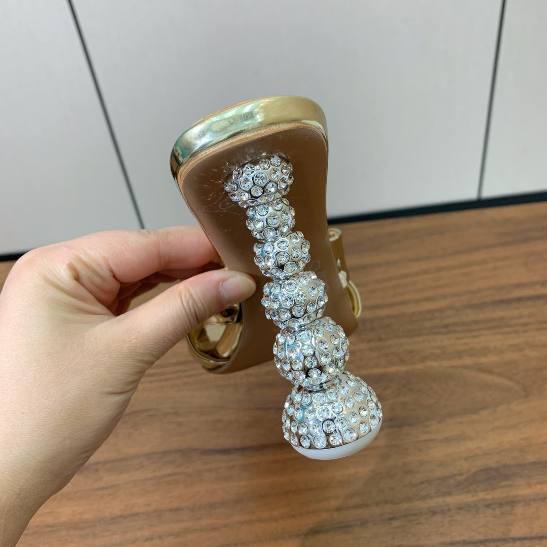 【AQUAZZUR* 】钻跟交叉带拖鞋。性感的代言品牌。鞋面羊皮、镜面皮、真丝。羊皮垫脚，真皮大底。跟高