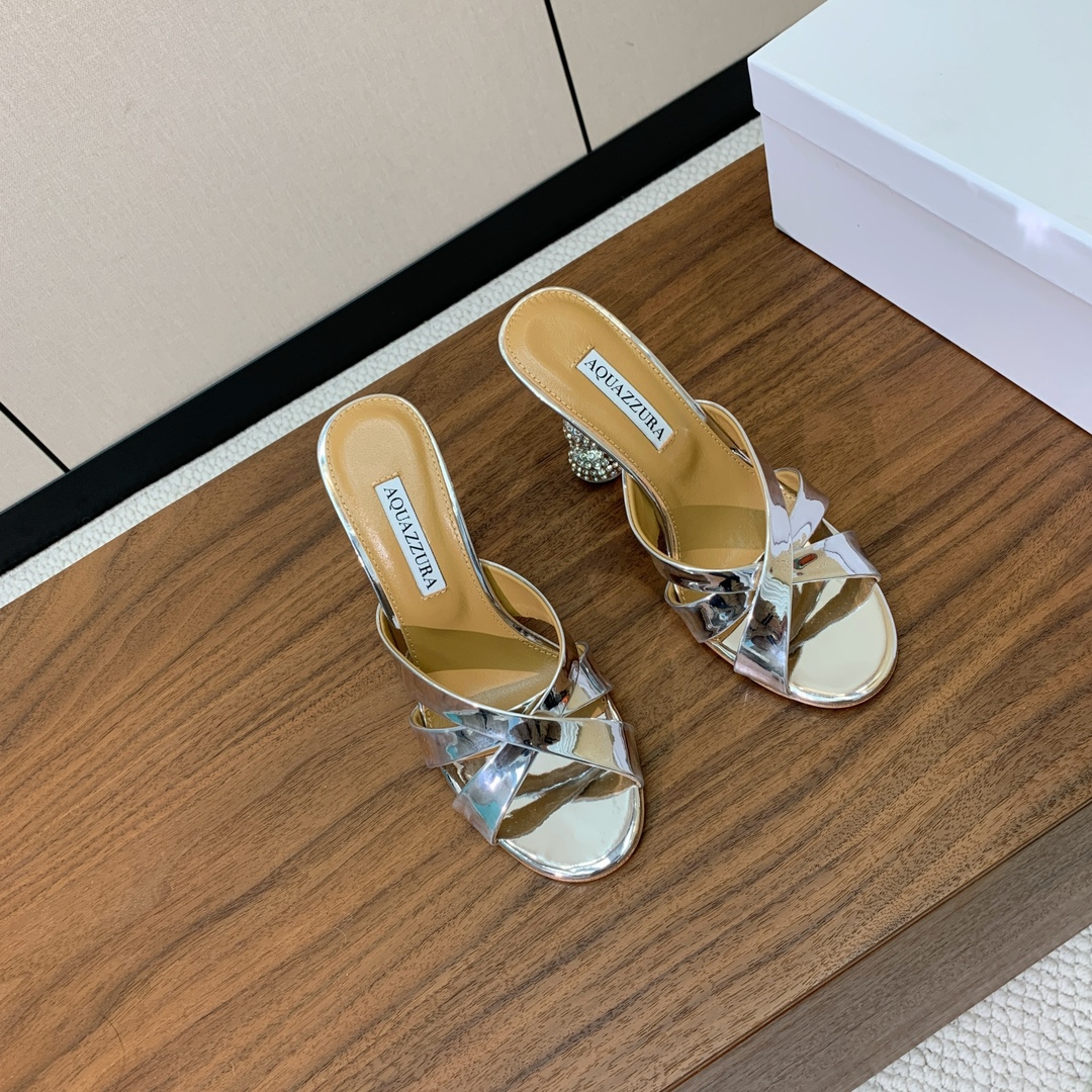 【AQUAZZUR* 】钻跟交叉带拖鞋。性感的代言品牌。鞋面羊皮、镜面皮、真丝。羊皮垫脚，真皮大底。跟高