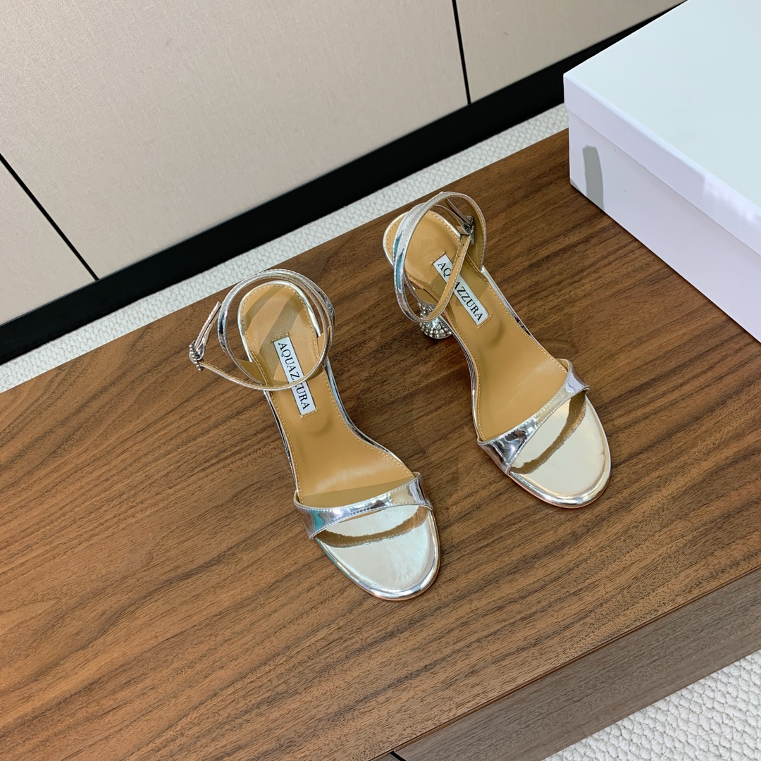 【AQUAZZUR* 】钻跟一字带凉鞋。性感的代言品牌。鞋面羊皮、镜面皮、真丝。羊皮垫脚，真皮大底。跟高