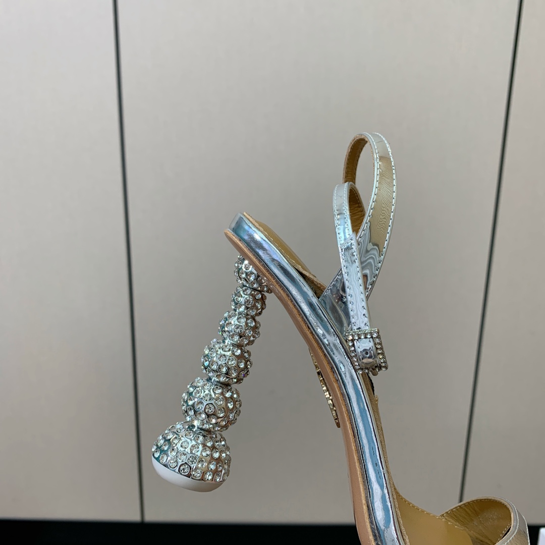【AQUAZZUR* 】钻跟一字带凉鞋。性感的代言品牌。鞋面羊皮、镜面皮、真丝。羊皮垫脚，真皮大底。跟高