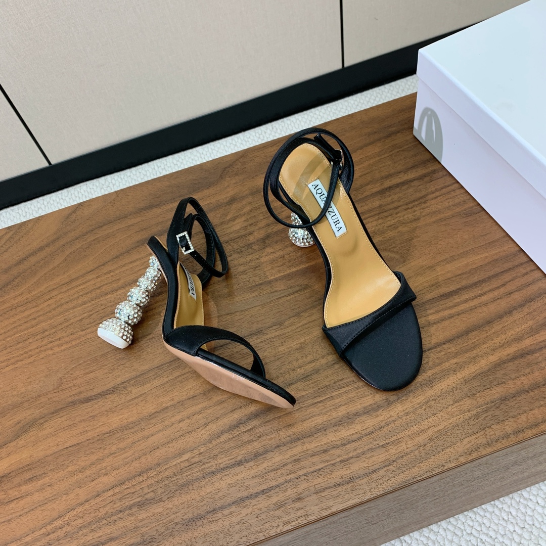 【AQUAZZUR* 】钻跟一字带凉鞋。性感的代言品牌。鞋面羊皮、镜面皮、真丝。羊皮垫脚，真皮大底。跟高