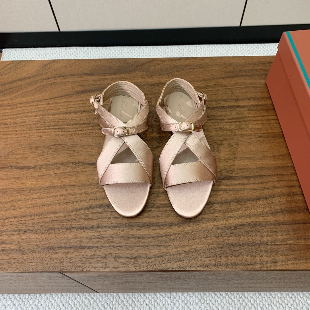 【Loro Piana】新款凉鞋。极简主义风格。属于非常耐看的款式！鞋面真丝，羊皮内里，真皮大底
码数：