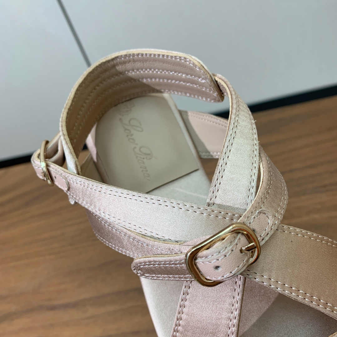 【Loro Piana】新款凉鞋。极简主义风格。属于非常耐看的款式！鞋面真丝，羊皮内里，真皮大底
码数：