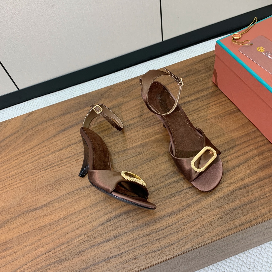 【Loro Piana】新款凉鞋。极简主义风格。属于非常耐看的款式！鞋面真丝，垫脚羊京。进口真皮大底。定
