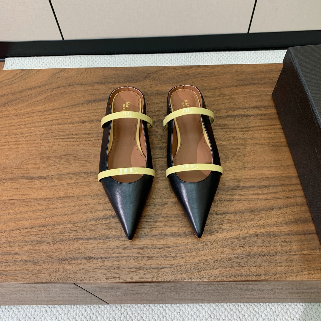 NO:237083,【Malone Souliers】Flat-sole semi-travel. I like to achieve a balanced feeling by mixing and matching materials with different touch and geological textures. The upper uses imported cowhide, sheepskin inner lining, and imported genuine leather soles. Size 35-41 (40, 41 custom made without return and exchange) Batch, slippers, slippers, cowhide, sheepskin, Leather soles19860909【Malone Souliers】平底半拖.喜欢过通混搭不同触感和地质的材料达到一种平的衡感觉.鞋面采用进口牛皮,羊皮内里,进口真皮大底. 码数35-41（40、41定制不退换） 批,拖鞋,slippers,cowhide,sheepskin,Leather soles,Women's Shoes