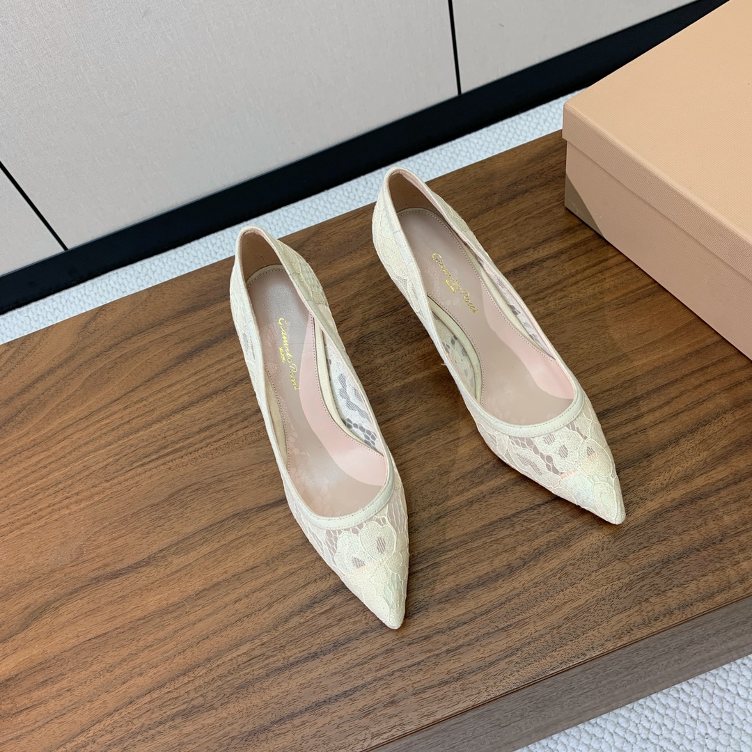 【Gianvit* Ross*】蕾丝单鞋。这款鞋一看都觉得女人味十足。喜欢细高跟的宝贝们有福利了。完美驾