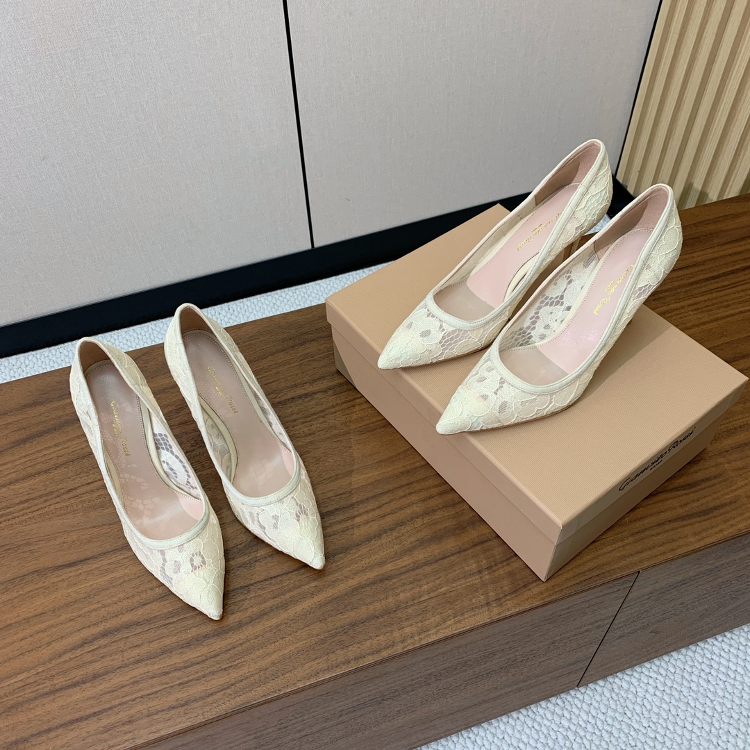 【Gianvit* Ross*】蕾丝单鞋。这款鞋一看都觉得女人味十足。喜欢细高跟的宝贝们有福利了。完美驾