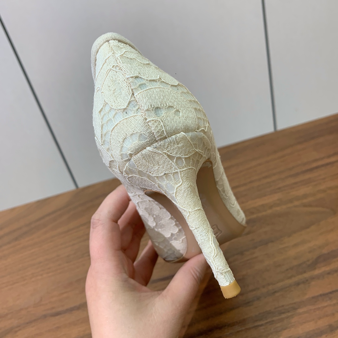 【Gianvit* Ross*】蕾丝单鞋。这款鞋一看都觉得女人味十足。喜欢细高跟的宝贝们有福利了。完美驾