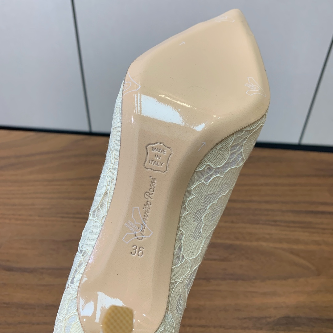 【Gianvit* Ross*】蕾丝单鞋。这款鞋一看都觉得女人味十足。喜欢细高跟的宝贝们有福利了。完美驾