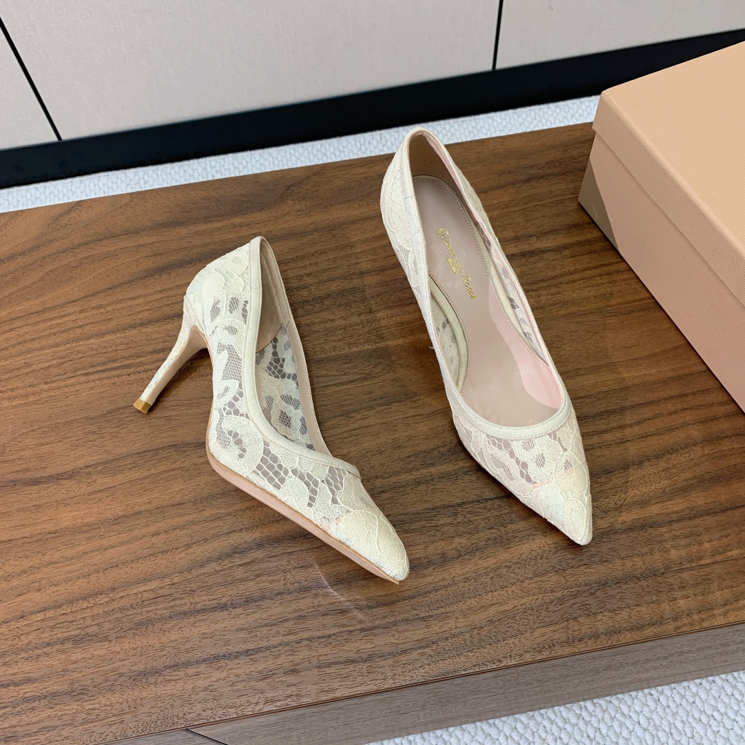 【Gianvit* Ross*】蕾丝单鞋。这款鞋一看都觉得女人味十足。喜欢细高跟的宝贝们有福利了。完美驾