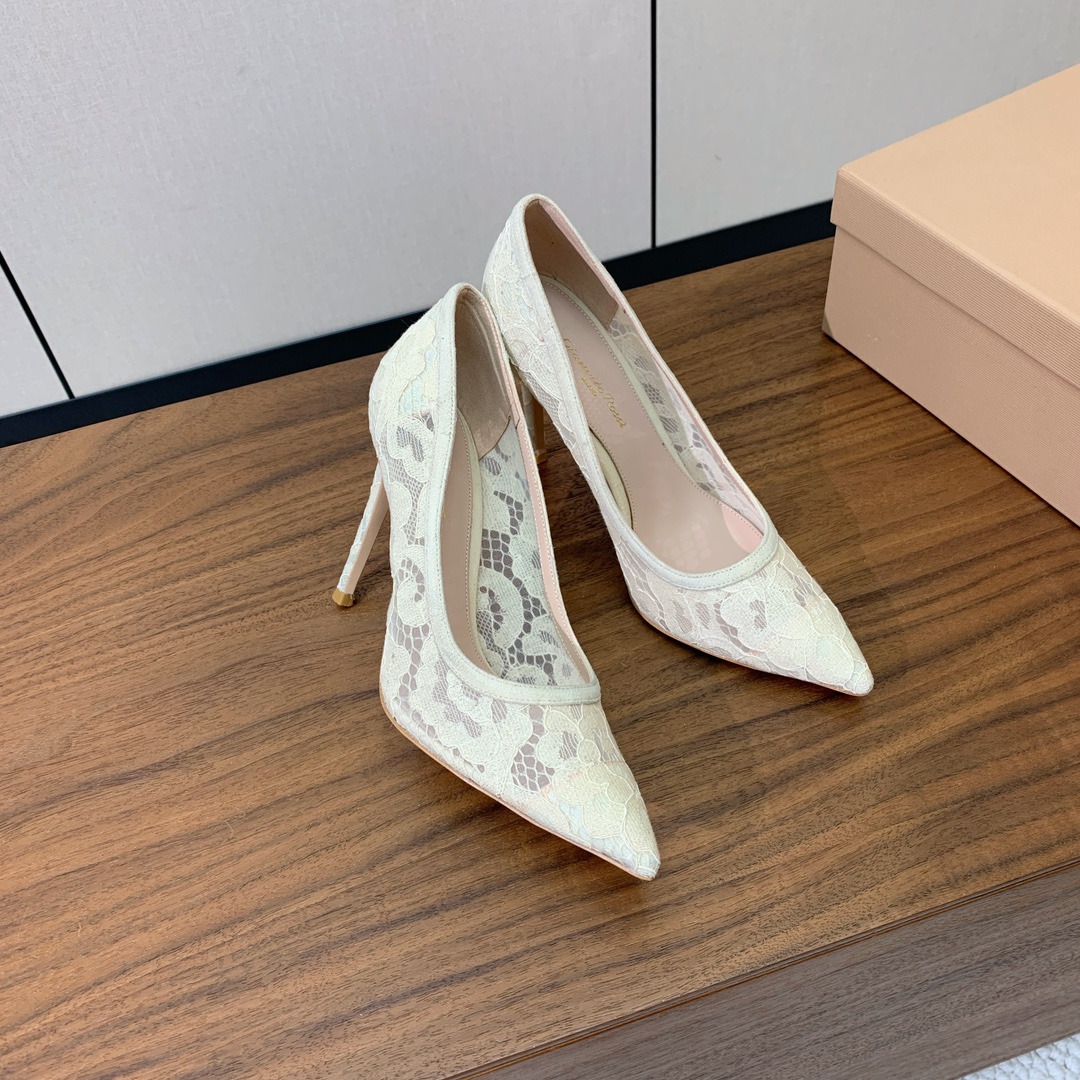 【Gianvit* Ross*】蕾丝单鞋。这款鞋一看都觉得女人味十足。喜欢细高跟的宝贝们有福利了。完美驾