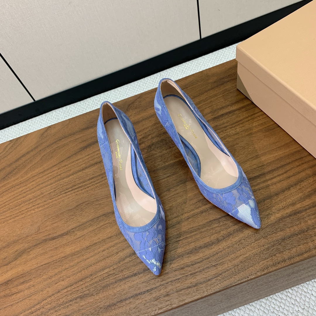 【Gianvit* Ross*】蕾丝单鞋。这款鞋一看都觉得女人味十足。喜欢细高跟的宝贝们有福利了。完美驾