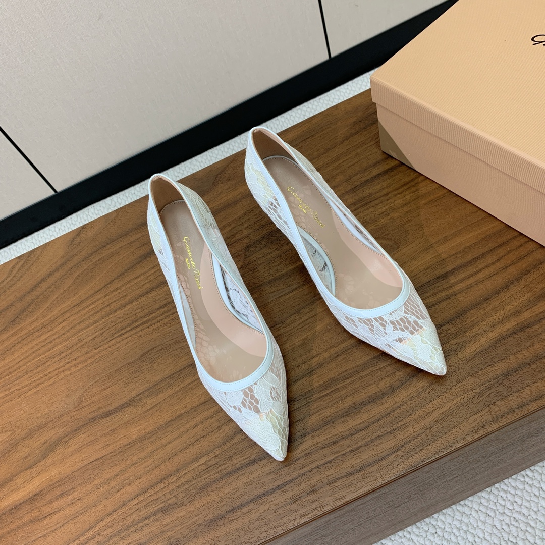 【Gianvit* Ross*】蕾丝单鞋。这款鞋一看都觉得女人味十足。喜欢细高跟的宝贝们有福利了。完美驾