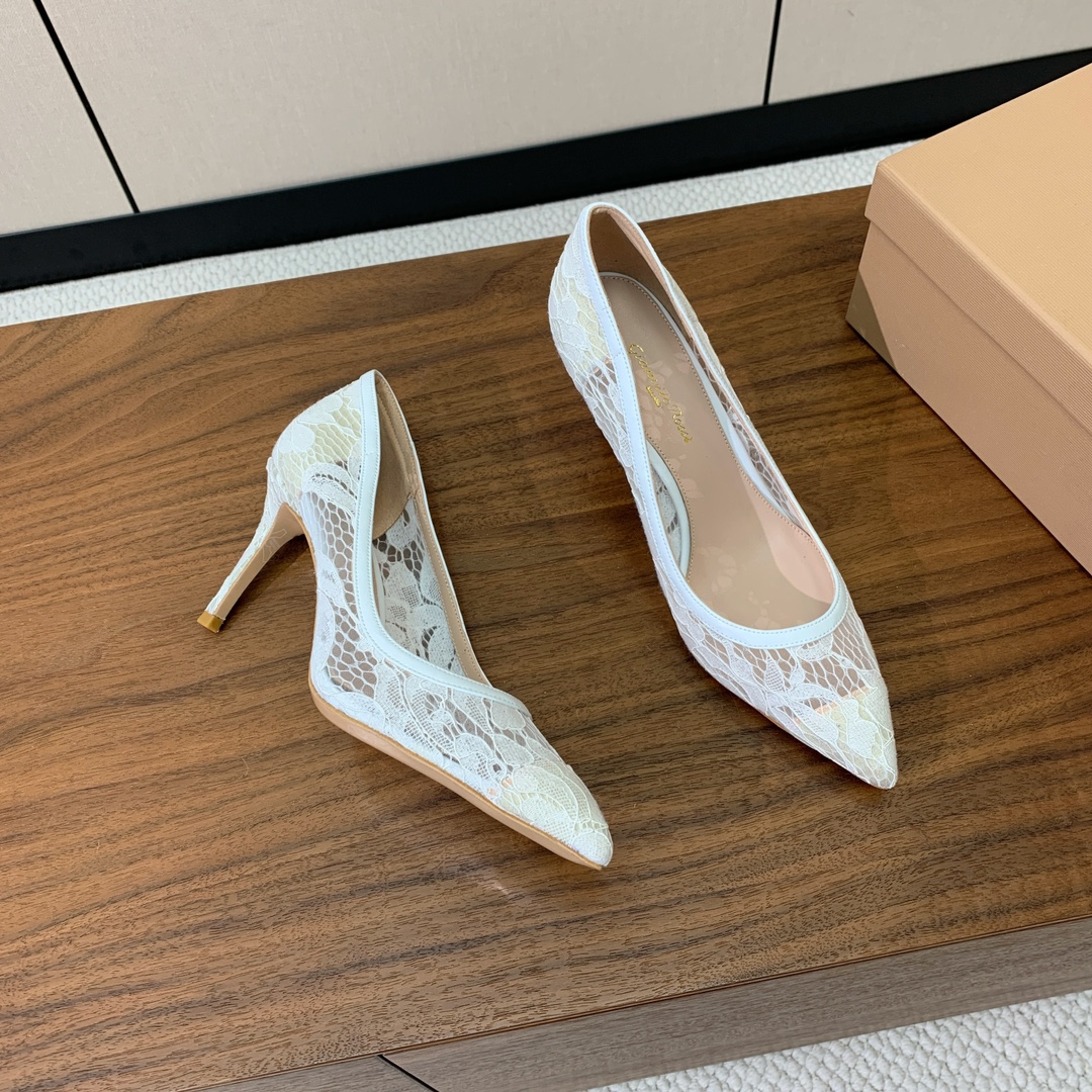 【Gianvit* Ross*】蕾丝单鞋。这款鞋一看都觉得女人味十足。喜欢细高跟的宝贝们有福利了。完美驾