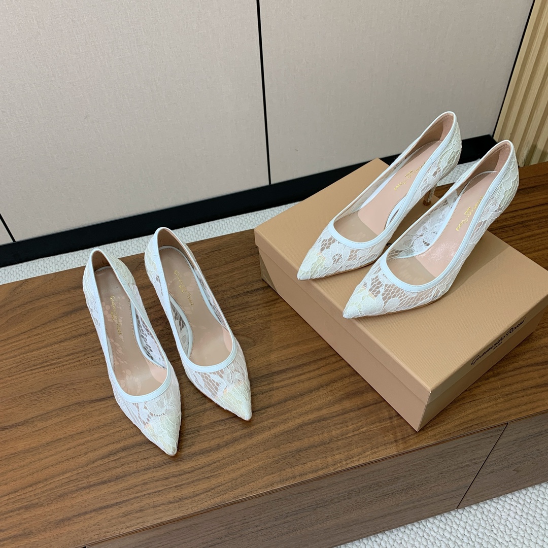 【Gianvit* Ross*】蕾丝单鞋。这款鞋一看都觉得女人味十足。喜欢细高跟的宝贝们有福利了。完美驾