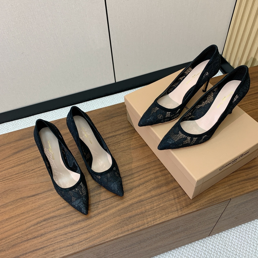 【Gianvit* Ross*】蕾丝单鞋。这款鞋一看都觉得女人味十足。喜欢细高跟的宝贝们有福利了。完美驾