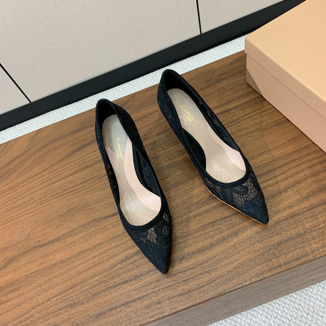 【Gianvit* Ross*】蕾丝单鞋。这款鞋一看都觉得女人味十足。喜欢细高跟的宝贝们有福利了。完美驾