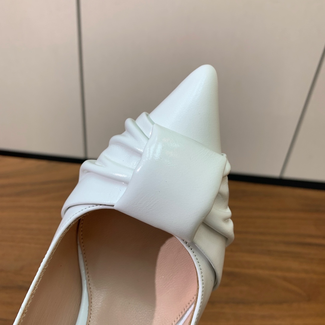 【Gianvit* Ross*】单鞋。这款鞋一看都觉得女人味十足。喜欢细高跟的宝贝们有福利了。完美驾驭永