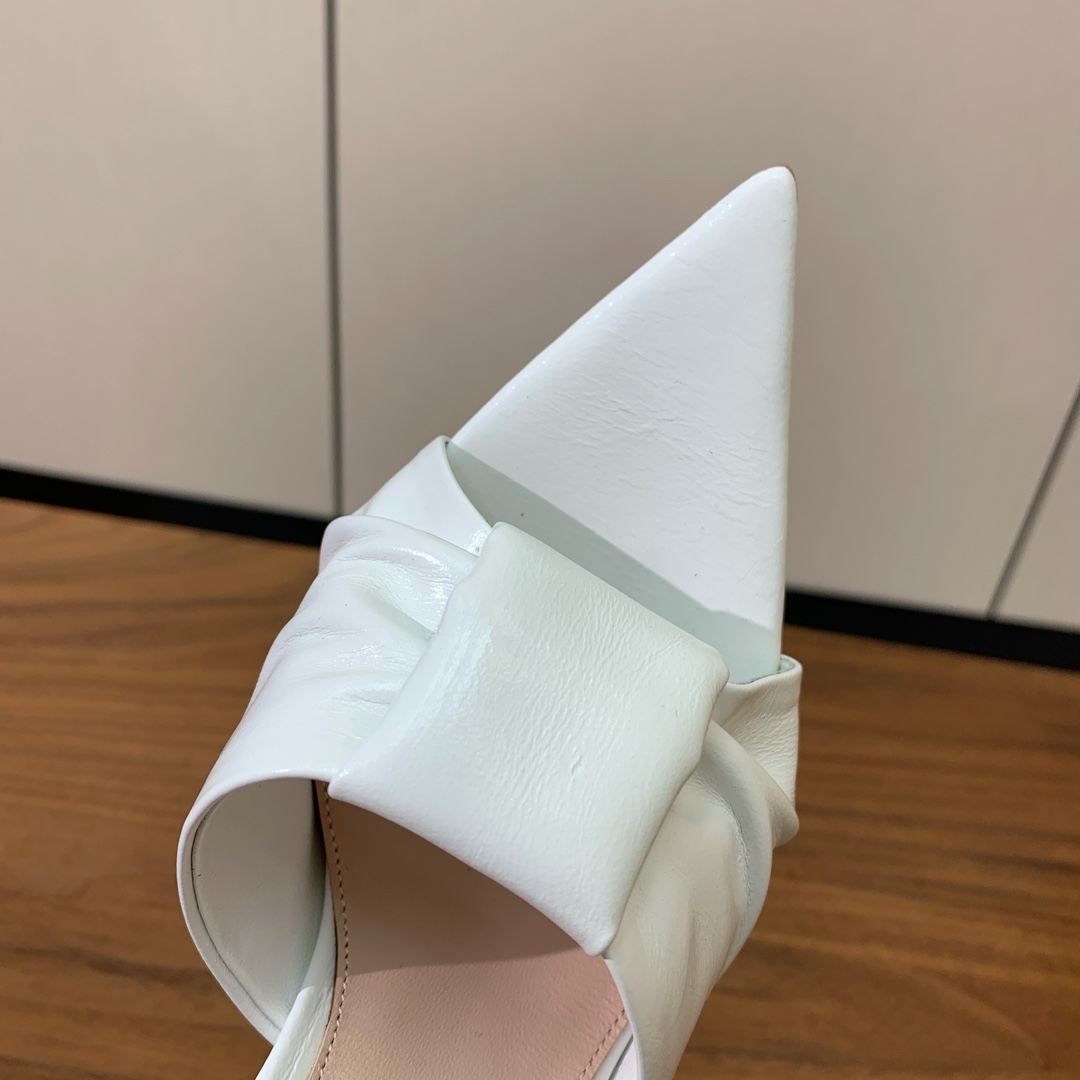 【Gianvit* Ross*】尖头高跟拖鞋。经典百搭，随意搭配皆可完美呈现。鞋面牛皮。羊皮内里及垫脚。