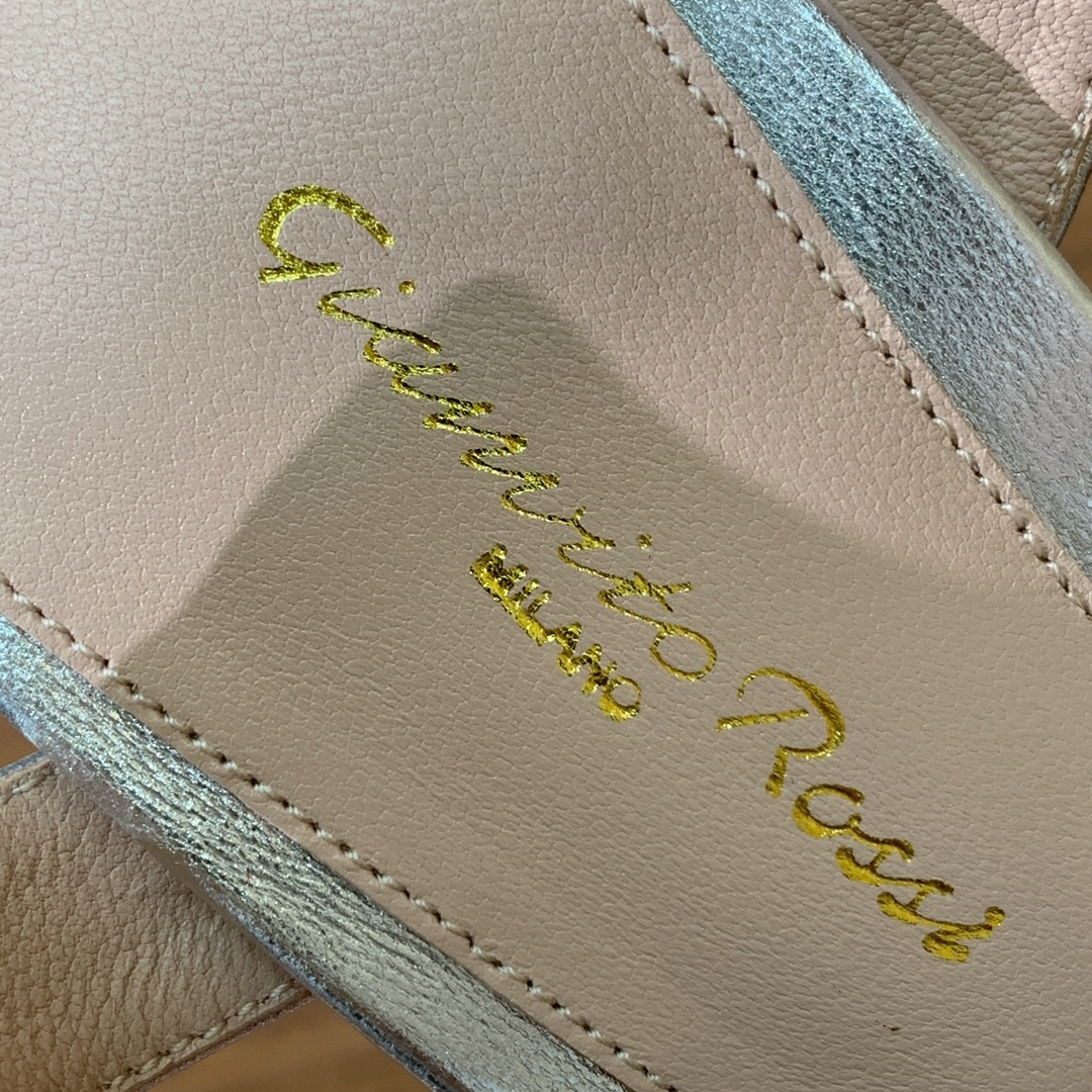 【Gianvit* Ross*】水台凉鞋。简单又特别的设计。完美驾驭永不过时的款。
材质：鞋面牛皮，羊皮
