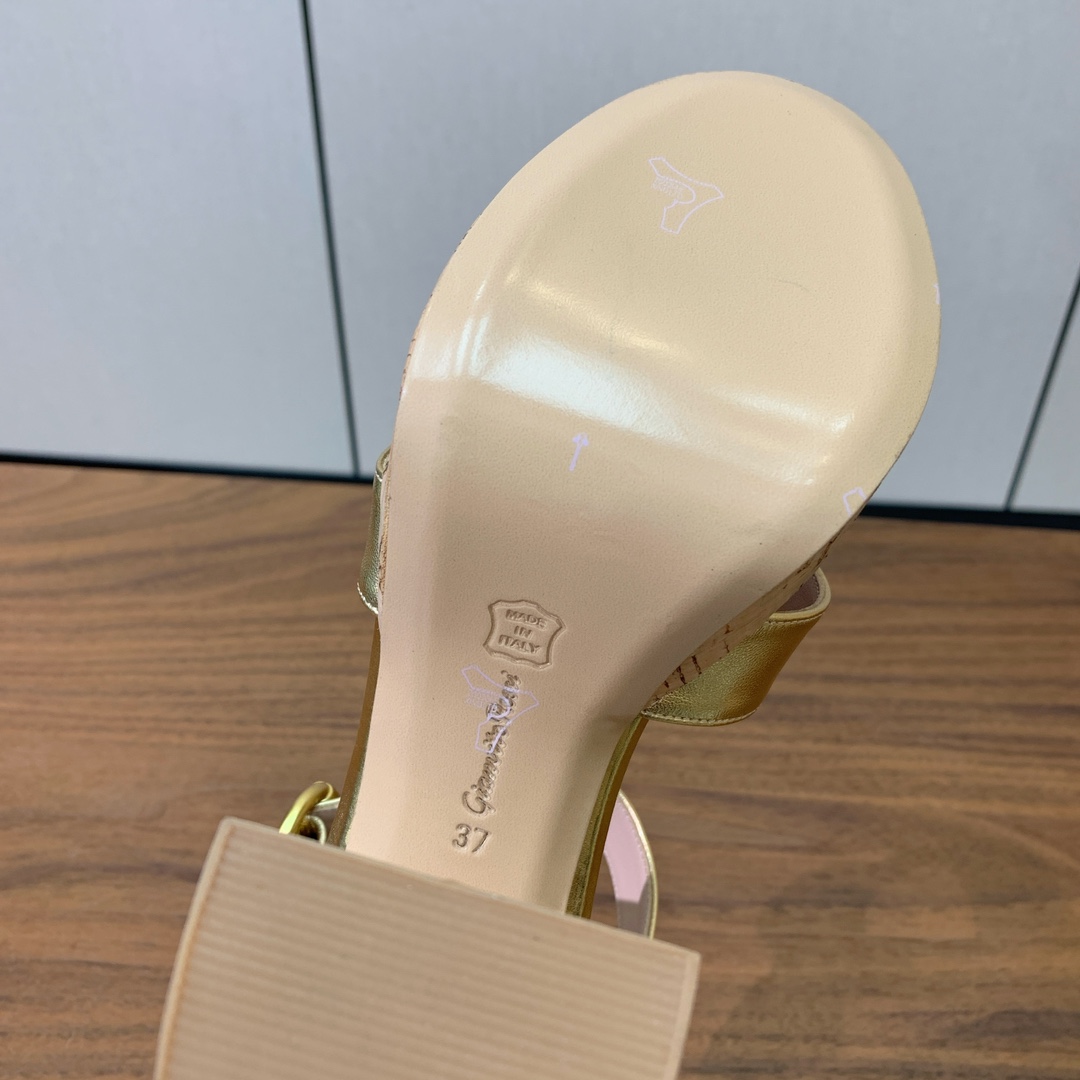 【Gianvit* Ross*】水台凉鞋。简单又特别的设计。完美驾驭永不过时的款。
材质：鞋面牛皮，羊皮