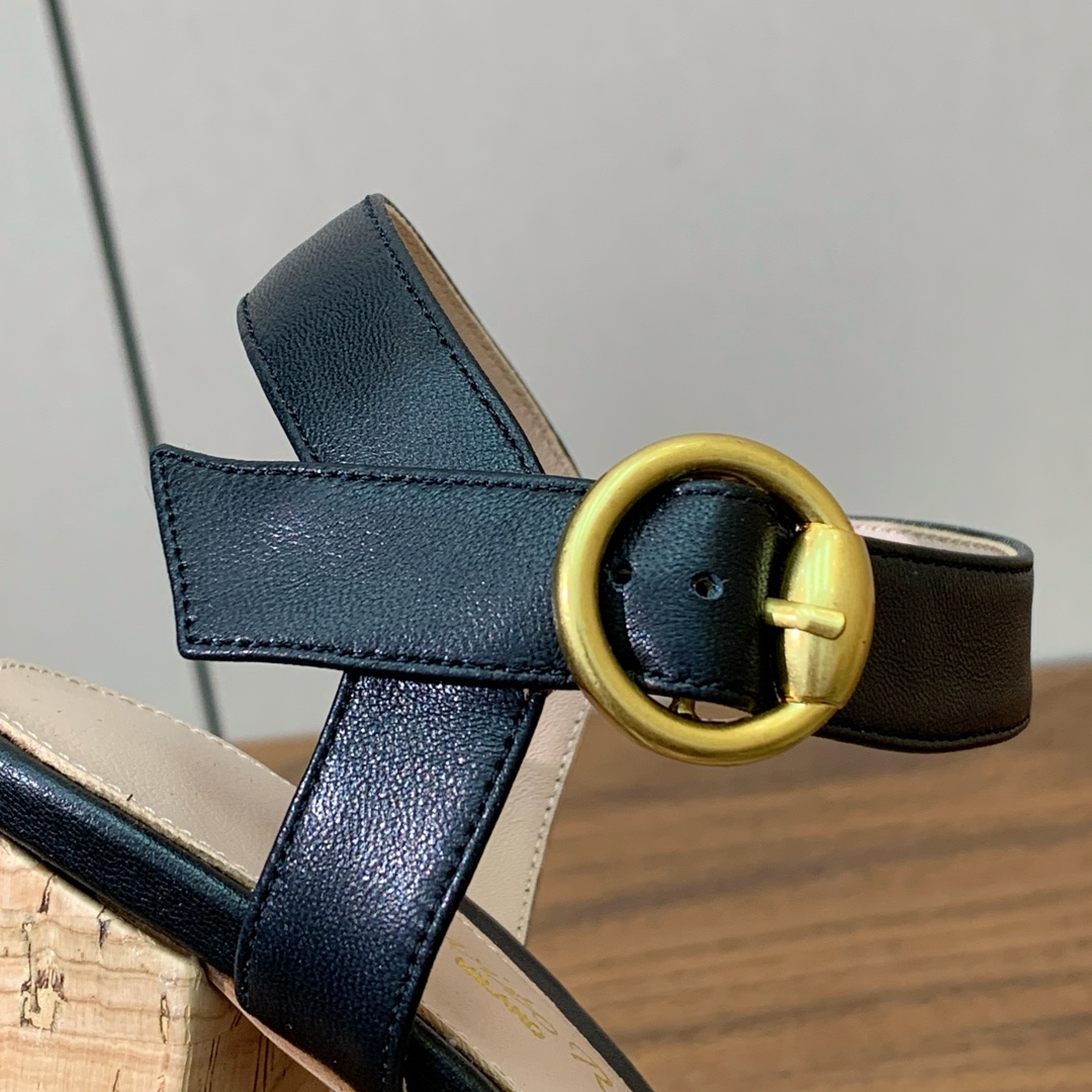【Gianvit* Ross*】水台凉鞋。简单又特别的设计。完美驾驭永不过时的款。
材质：鞋面牛皮，羊皮
