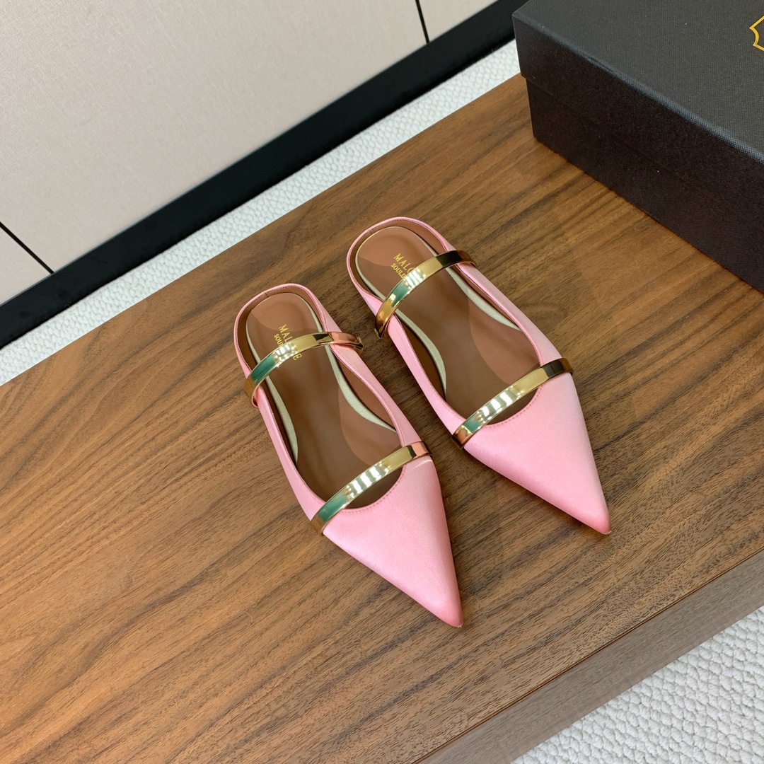 【Malone Souliers】平底半拖。喜欢过通混搭不同触感和地质的材料达到一种平的衡感觉。鞋面采用