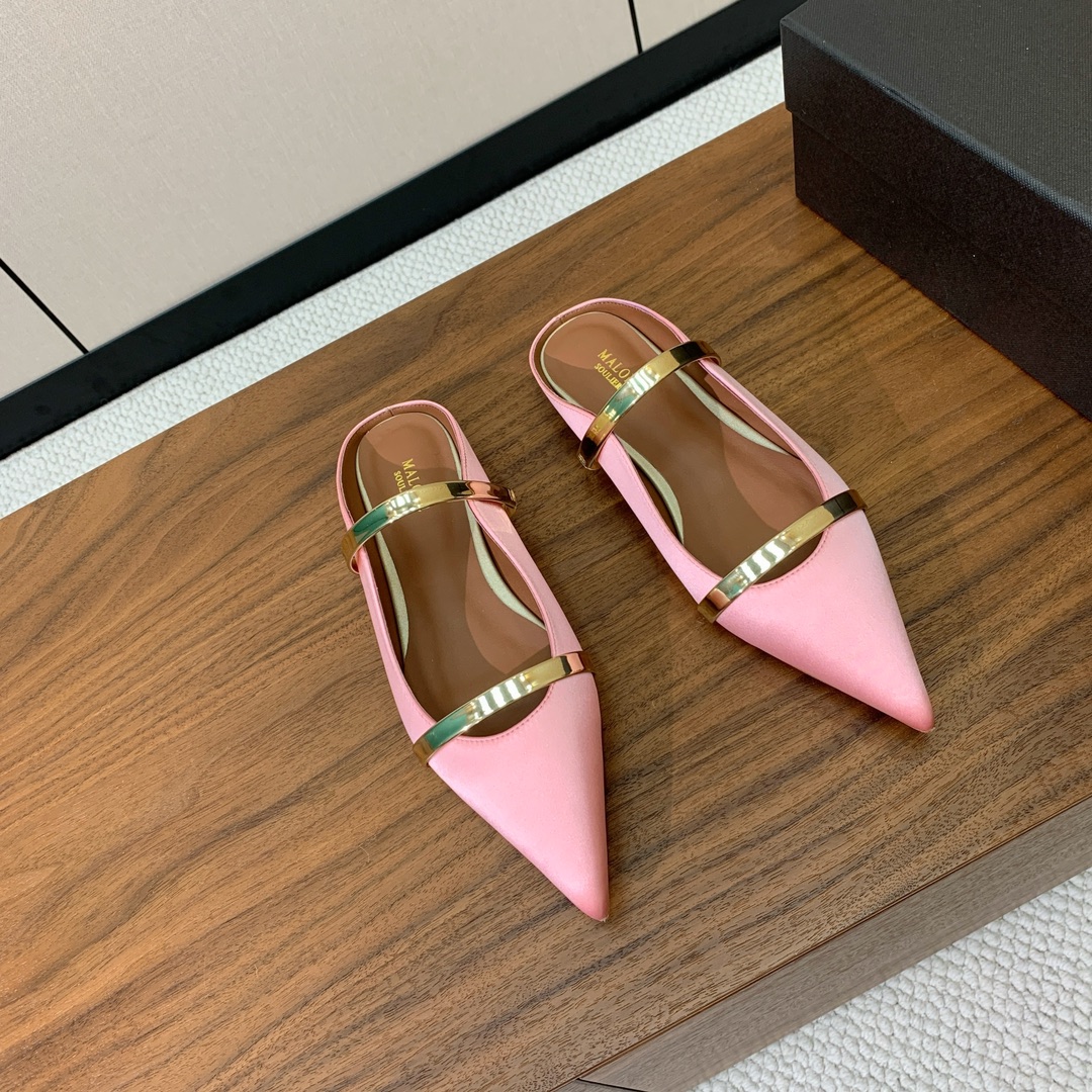 【Malone Souliers】平底半拖。喜欢过通混搭不同触感和地质的材料达到一种平的衡感觉。鞋面采用