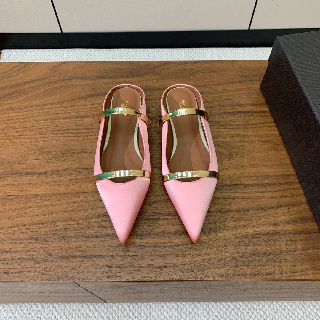 【Malone Souliers】平底半拖。喜欢过通混搭不同触感和地质的材料达到一种平的衡感觉。鞋面采用