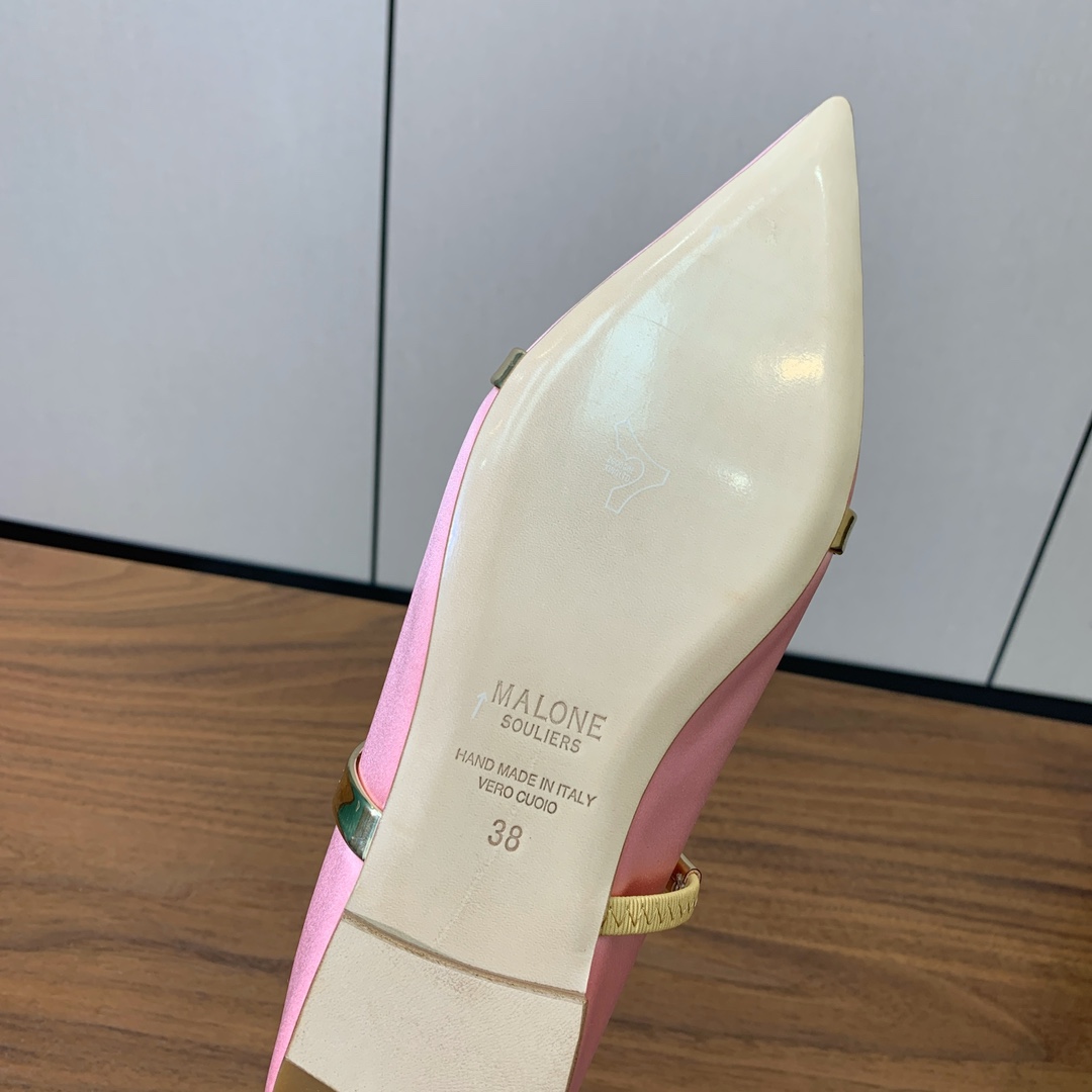 【Malone Souliers】平底半拖。喜欢过通混搭不同触感和地质的材料达到一种平的衡感觉。鞋面采用