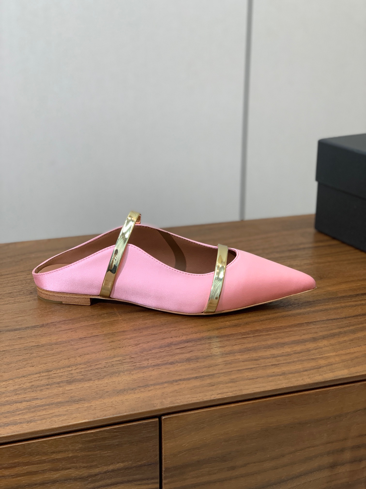 【Malone Souliers】平底半拖。喜欢过通混搭不同触感和地质的材料达到一种平的衡感觉。鞋面采用