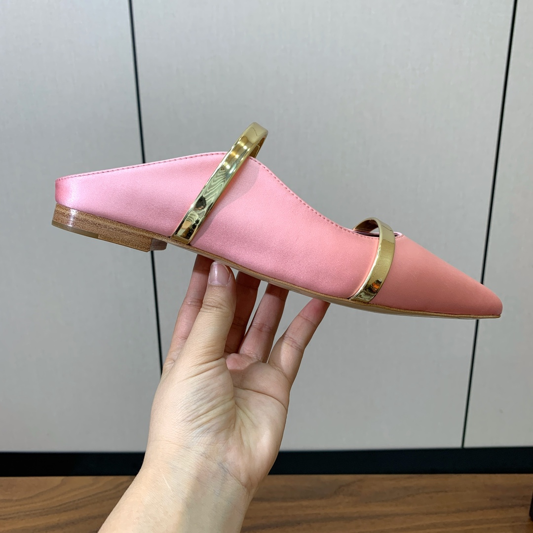 【Malone Souliers】平底半拖。喜欢过通混搭不同触感和地质的材料达到一种平的衡感觉。鞋面采用