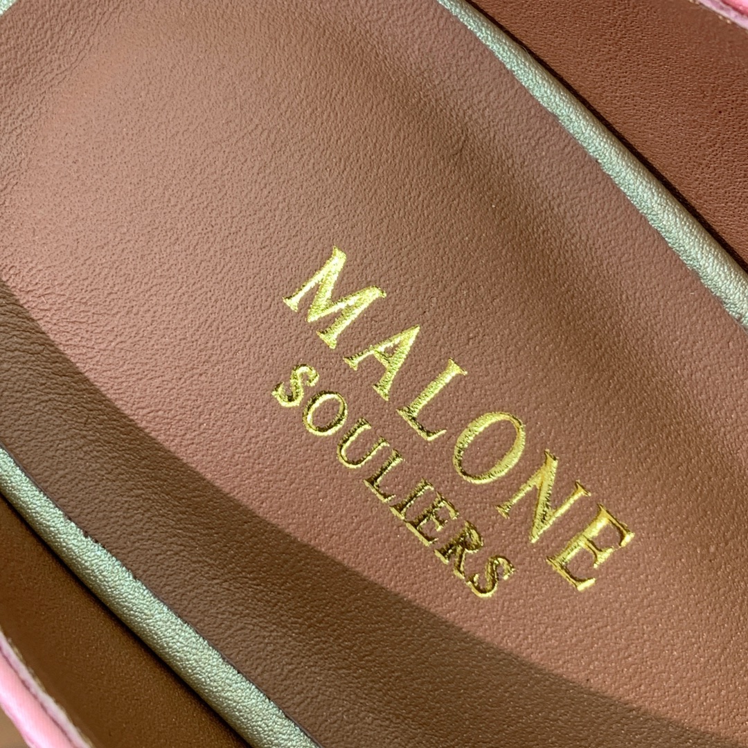 【Malone Souliers】平底半拖。喜欢过通混搭不同触感和地质的材料达到一种平的衡感觉。鞋面采用