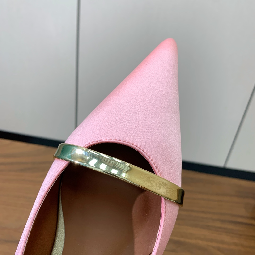 【Malone Souliers】平底半拖。喜欢过通混搭不同触感和地质的材料达到一种平的衡感觉。鞋面采用