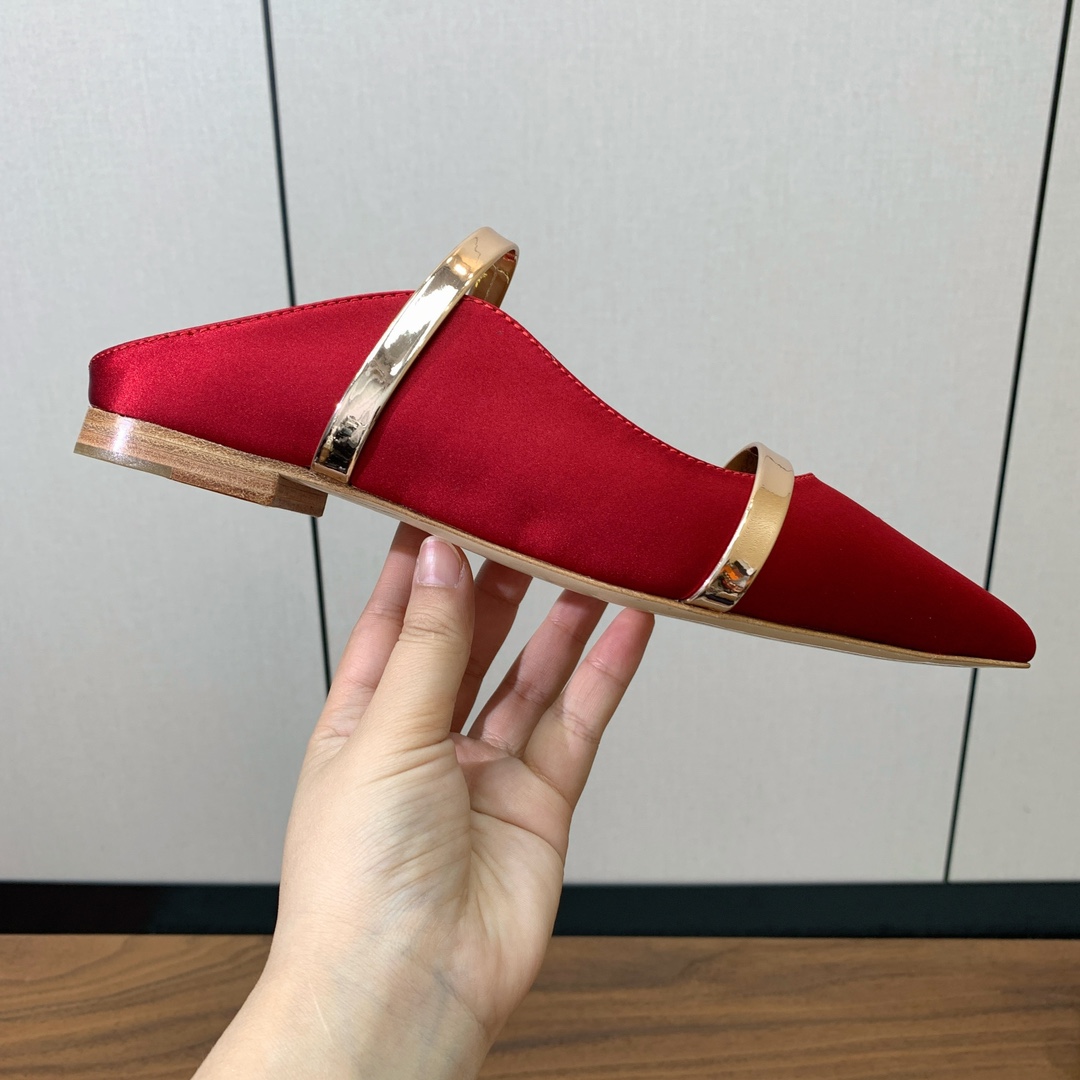 【Malone Souliers】平底半拖。喜欢过通混搭不同触感和地质的材料达到一种平的衡感觉。鞋面采用