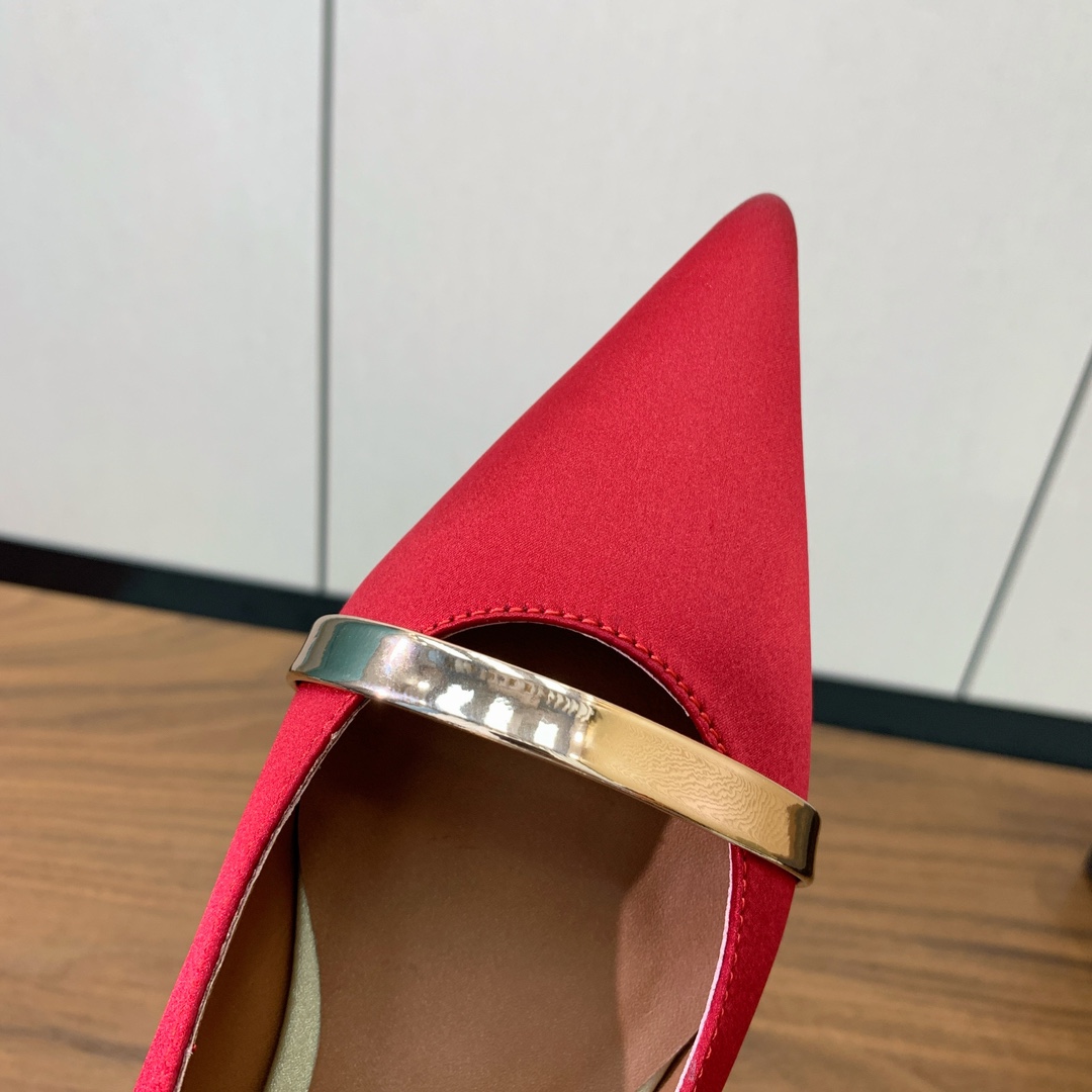 【Malone Souliers】平底半拖。喜欢过通混搭不同触感和地质的材料达到一种平的衡感觉。鞋面采用